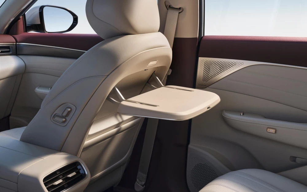 Dongfeng Aeolus L8 PHEV салон интерьер второй ряд столик
