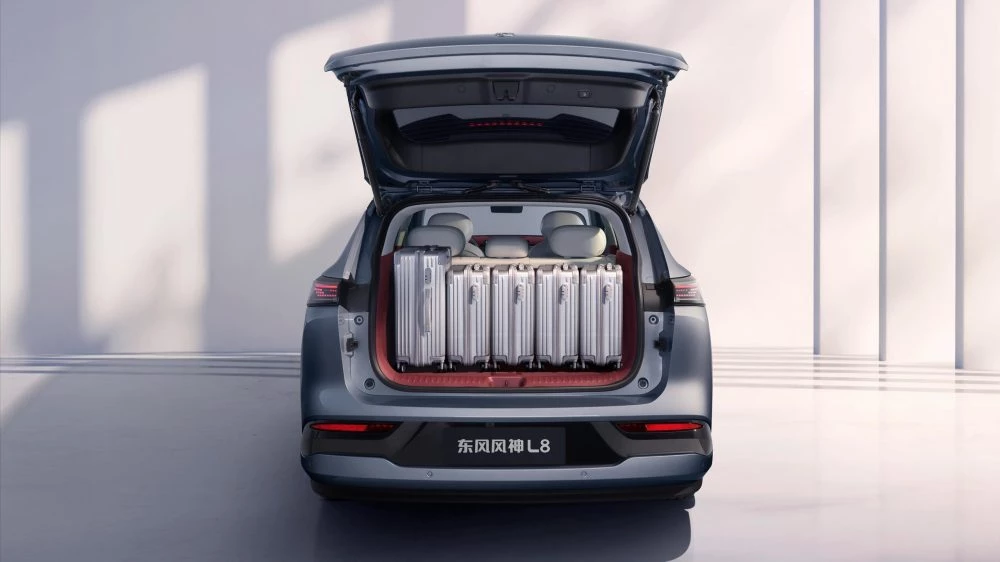 Dongfeng Aeolus L8 PHEV сзади багажник