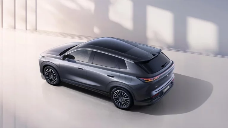 Dongfeng Aeolus L8 PHEV сбоку сзади