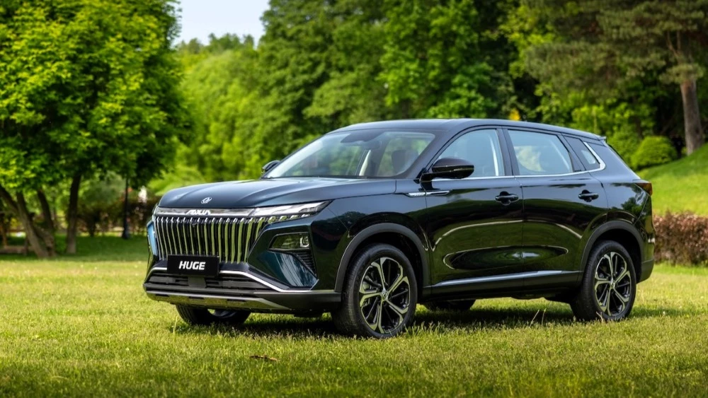 Dongfeng Huge сбоку спереди кроссовер