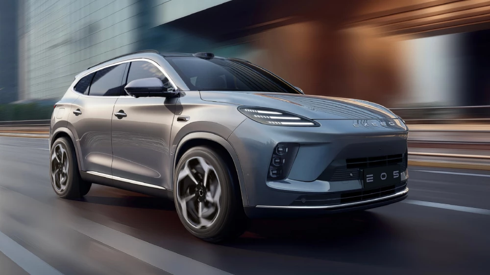 exeed exlantix e05 официальное фото кроссовер гибридный сбоку спереди