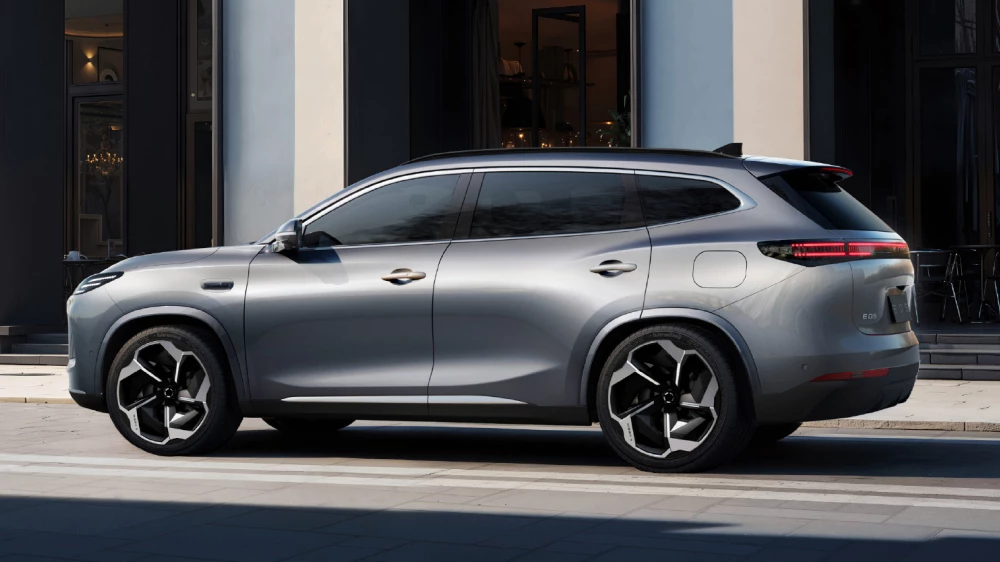 exeed exlantix e05 официальное фото кроссовер гибридный сбоку сзади