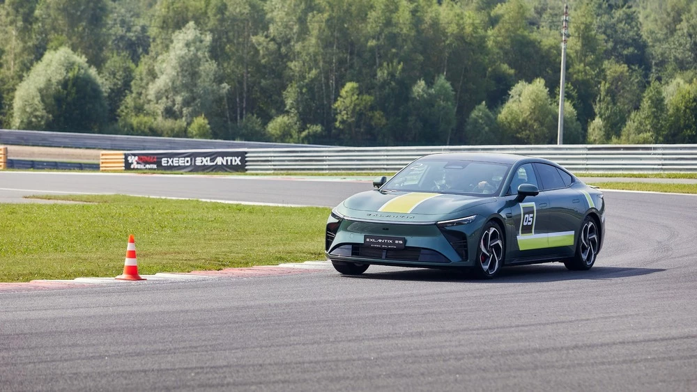Exeed Exlantix ES сбоку спереди на гоночной трассе в динамике