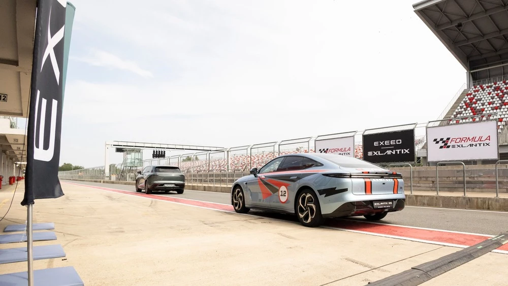 Exeed Exlantix ES сбоку сзади на гоночной трассе