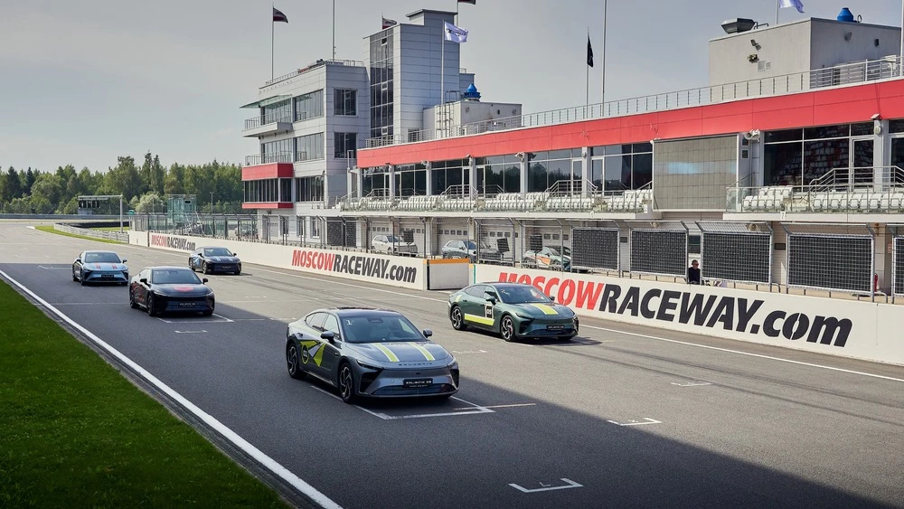 Exeed Exlantix ES сбоку спереди на гоночной трассе на старте