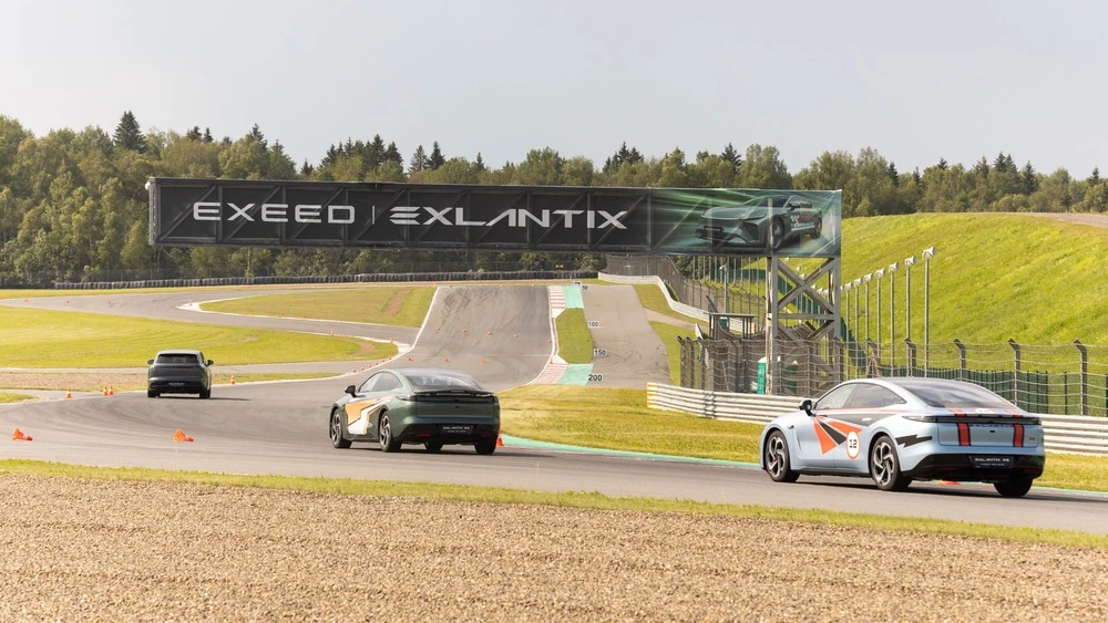 Exeed Exlantix ES сбоку сзади на гоночной трассе в динамике