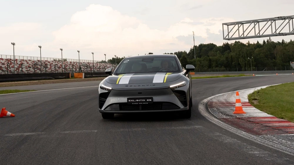Exeed Exlantix ES спереди на гоночной трассе в динамике