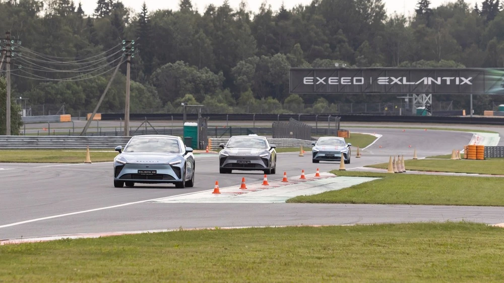 Exeed Exlantix ES спереди на гоночной трассе
