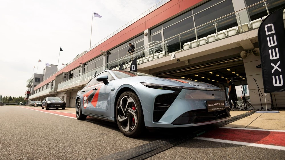 Exeed Exlantix ES сбоку спереди на гоночной трассе