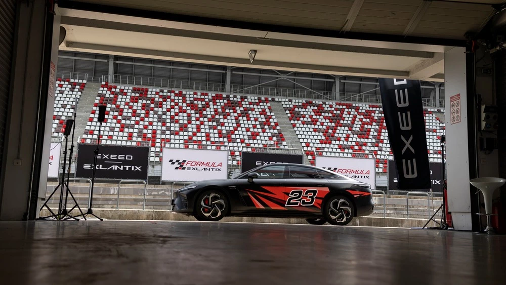 Exeed Exlantix ES сбоку