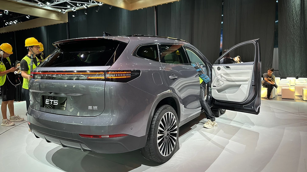 exeed exlantix et5 e05 сбоку сзади кроссовер серый гибридный последовательный чэнду автосалон