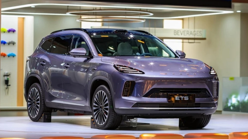 exeed exlantix et5 e05 сбоку спереди кроссовер фиолетовый гибридный последовательный чэнду автосалон