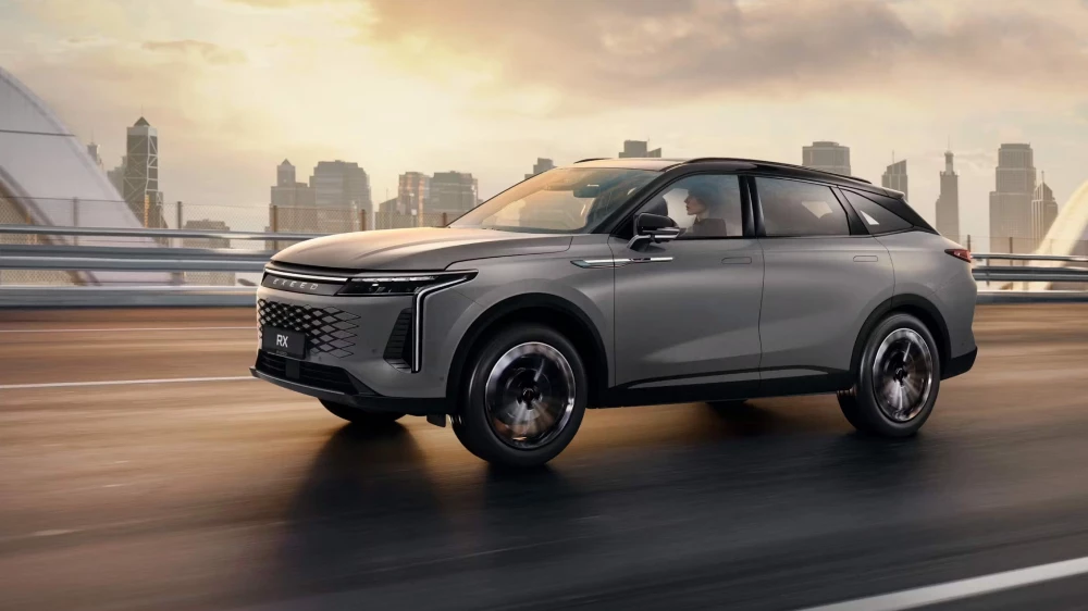 exeed rx купе-кроссовер обновили в казахстане сбоку спереди серый