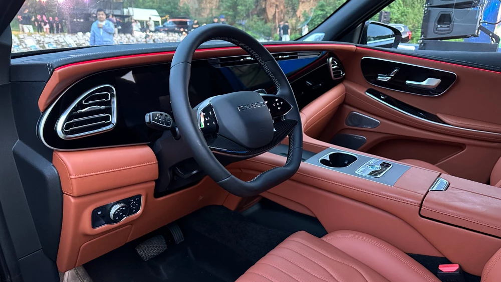 обновленный бензиновый exeed vx старт продаж китай цены комплектации салон коричневый