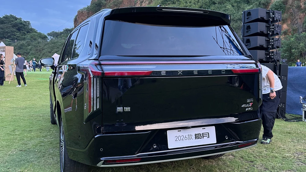 обновленный бензиновый exeed vx синий сбоку сзади в китае кроссовер старт продаж комплектации цены