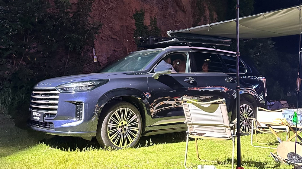 обновленный бензиновый exeed vx синий сбоку спереди в китае кроссовер старт продаж комплектации цены