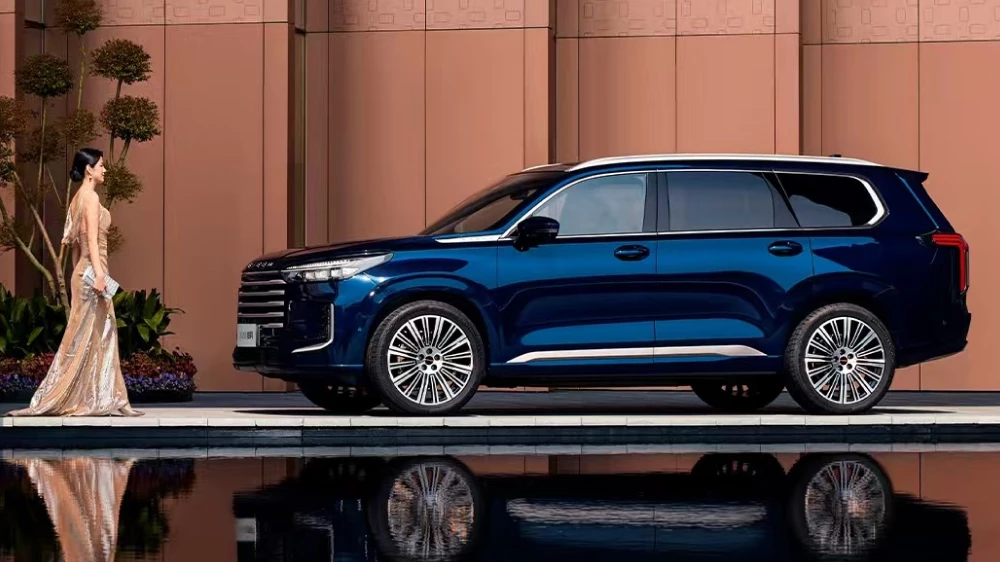 обновленный бензиновый exeed vx синий сбоку в китае кроссовер старт продаж комплектации цены