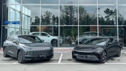 Автомобили Exlantix ET и ES у автосалона «Exeed Центр Автоград Восток» в Тюмени у дилера