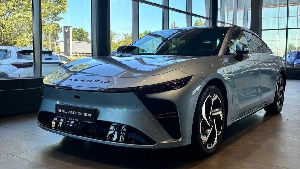 Автомобиль Exlantix ES в ДЦ «Exeed Центр Fresh Север» в Воронеже новый у дилера в автосалоне сбоку спереди