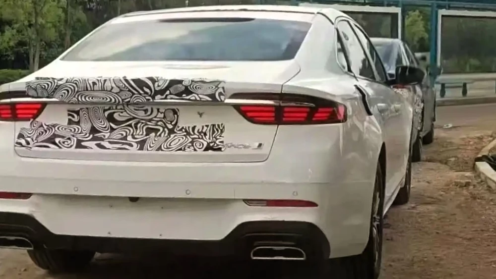 Geely Preface 2026 обновленный седан сбоку сзади