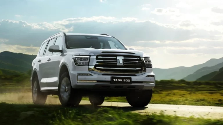 tank 500 hi-charge внедорожник сбоку спереди белый гибридный в россии