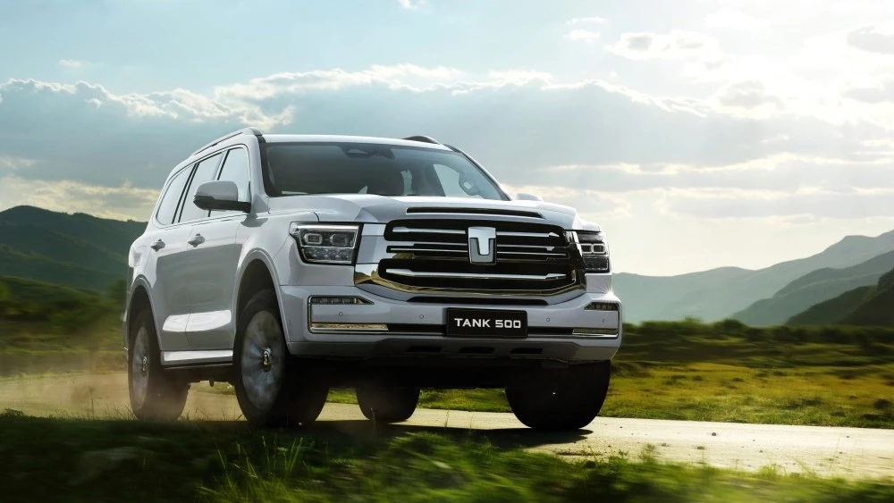 tank 500 hi-charge внедорожник сбоку спереди белый гибридный в россии