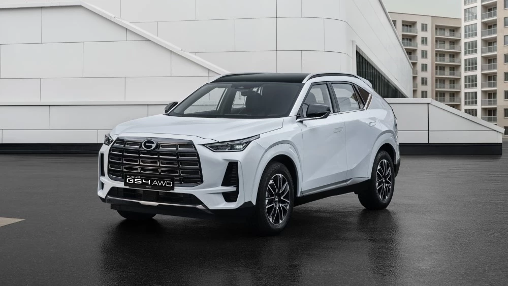 GAC представил GS4 с полным приводом. Какую технику получит кроссовер и когда старт продаж GAC GS4 AWD сбоку спереди полный привод