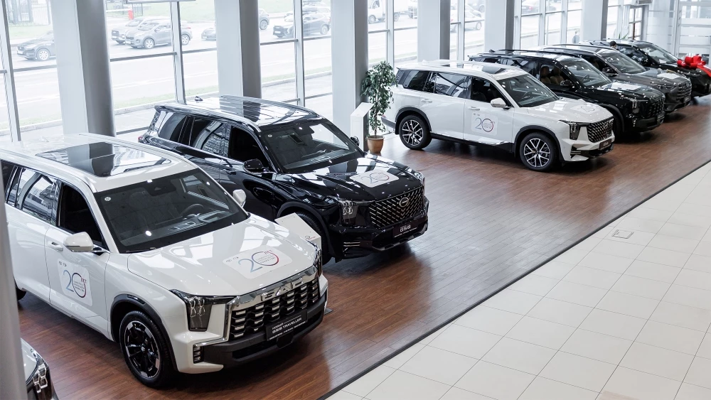 GAC у дилера в автосалоне бизнес кар сбоку спереди