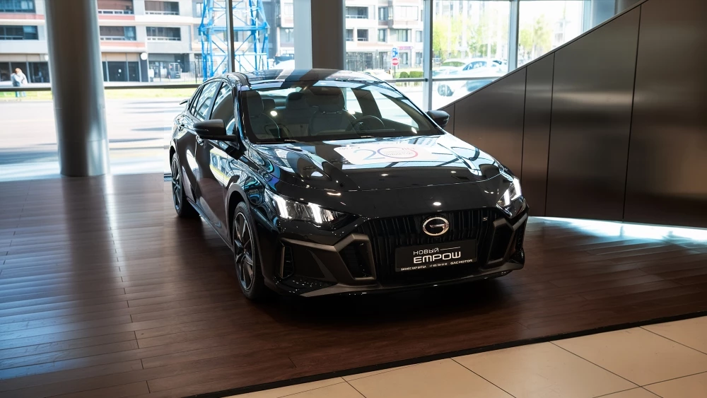 GAC Empow у дилера в автосалоне бизнес кар сбоку спереди