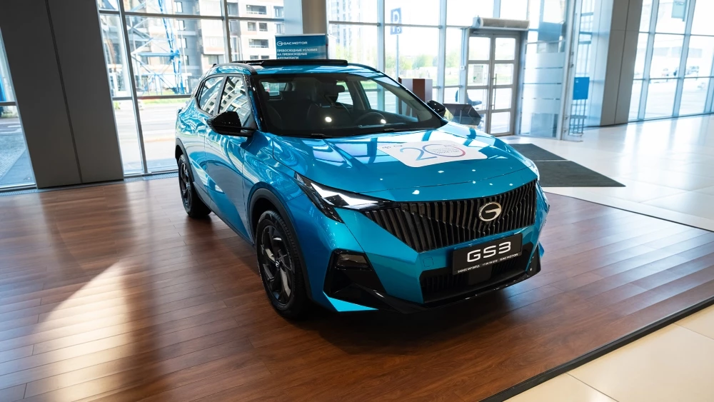 GAC GS3 у дилера в автосалоне бизнес кар сбоку спереди