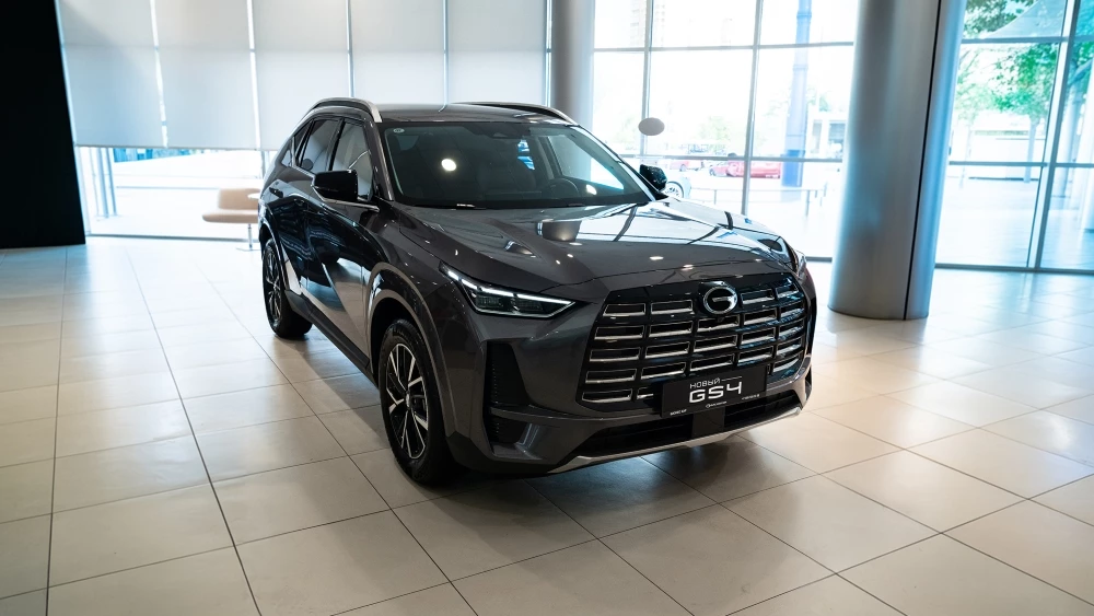 GAC GS4 у дилера в автосалоне бизнес кар сбоку спереди