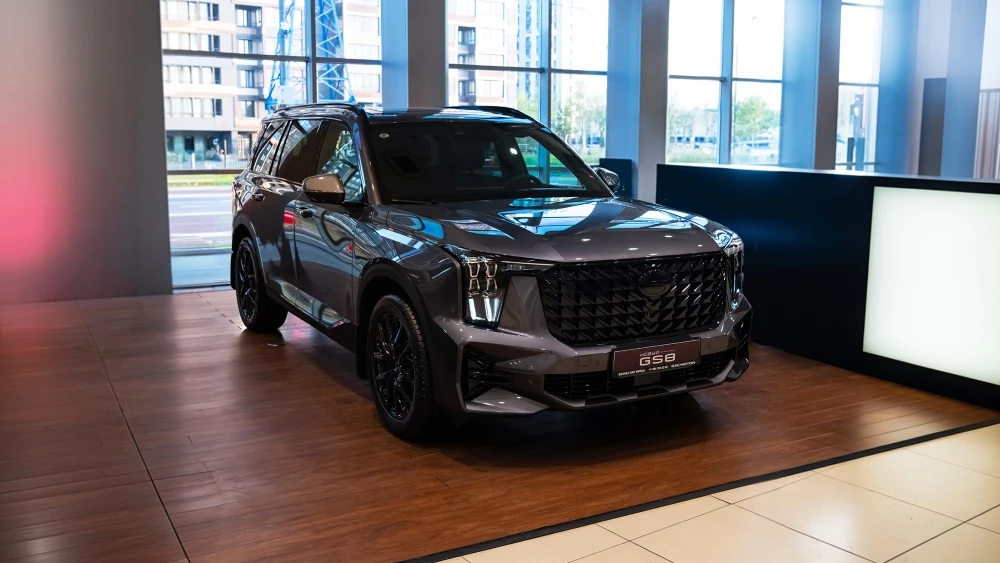 GAC GS8 у дилера в автосалоне бизнес кар сбоку спереди