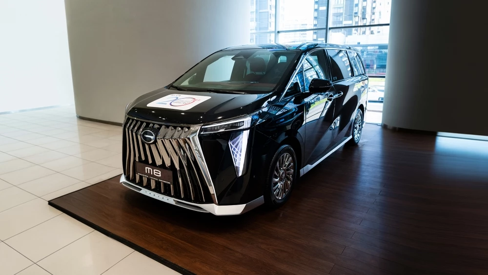 GAC M8 у дилера в автосалоне бизнес кар сбоку спереди