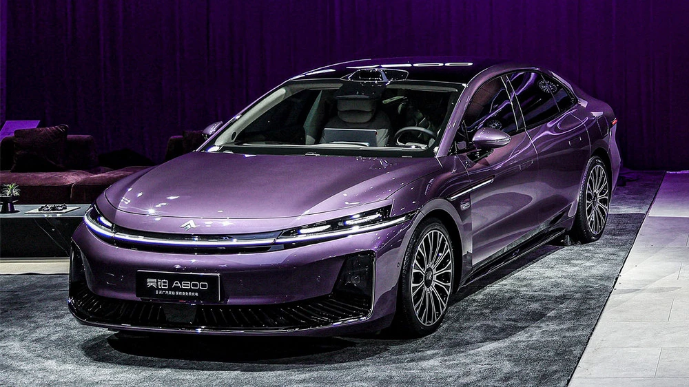 gac hyptec a800 седан сбоку спереди гибрид фиолетовый