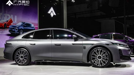 gac hyptec a800 седан сбоку спереди гибрид