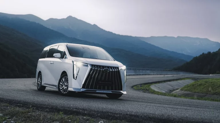 ВТБ Лизинг GAC M8 сбоку спереди в динамике белый