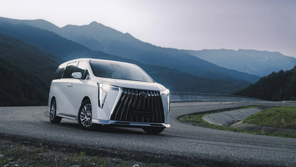 ВТБ Лизинг GAC M8 сбоку спереди в динамике белый