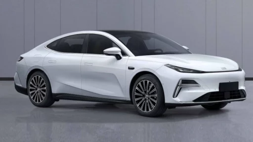 Geely Galaxy Starshine 8 EV сбоку спереди