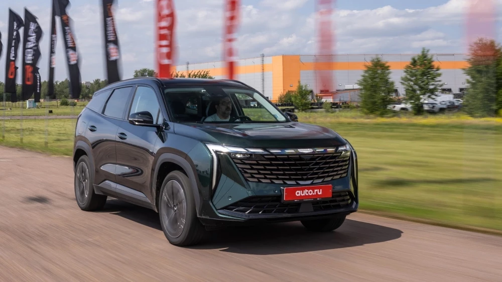 Супертест тест рейтинг среднеразмерных кроссоверов в России авто ру geely atlas сбоку спереди в динамике