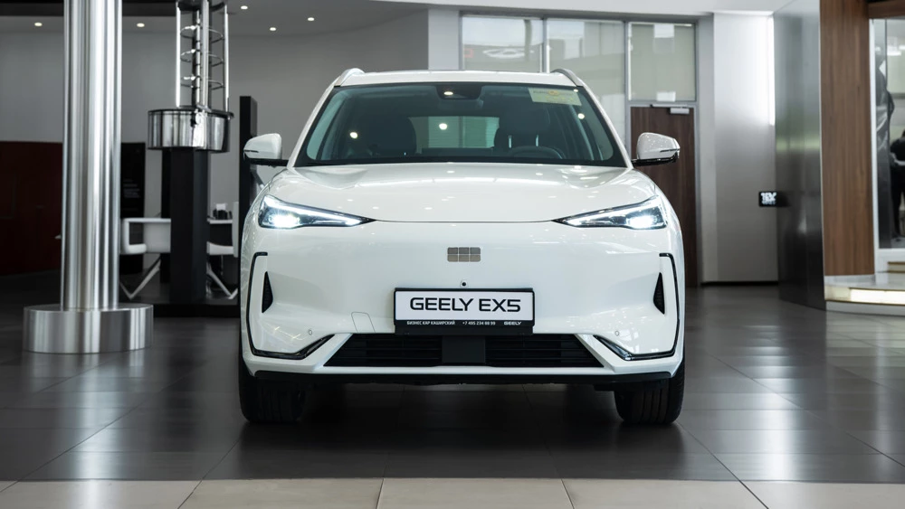 Geely ex5 в автосалоне у дилера новый купить спереди бизнес кар