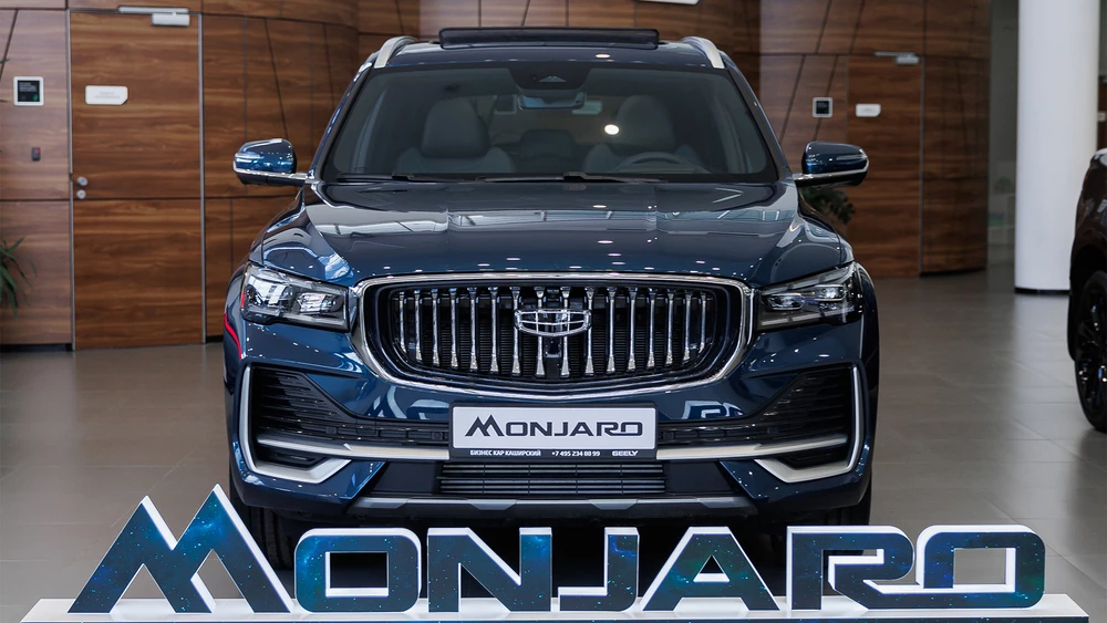 Geely monjaro в автосалоне у дилера новый купить спереди бизнес кар
