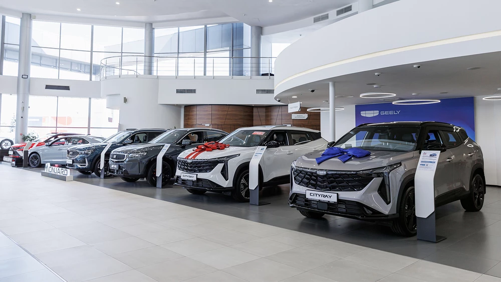 Geely в автосалоне у дилера новый купить спереди бизнес кар