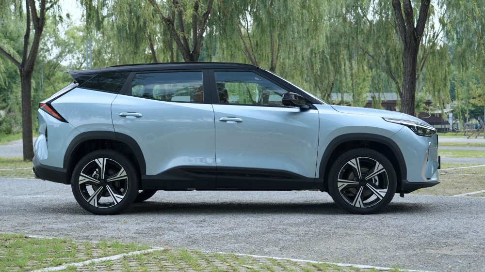 geely cityray новый обновленный кроссовер старт продаж китай цены комплектации голубой сбоку 