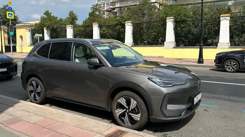 geely ex5 электромобиль сбоку спереди электрический тест драйв