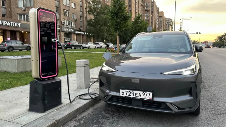 geely ex5 электромобиль сбоку спереди электрический тест драйв зарядка