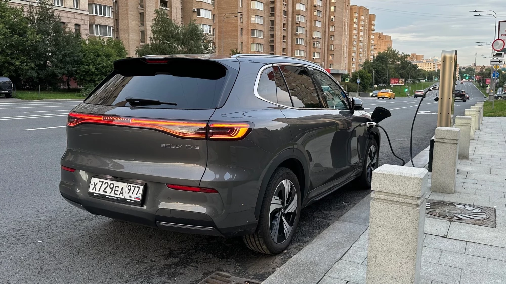geely ex5 электромобиль сбоку сзади электрический тест драйв