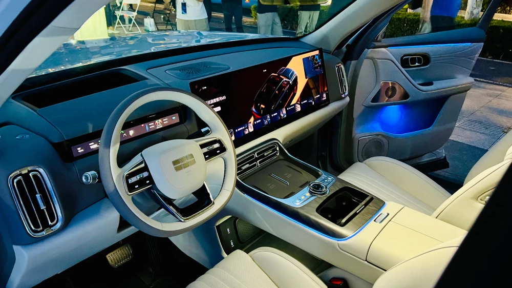 кроссовер geely galaxy m9 салон белый центральная консоль старт предзказов китай