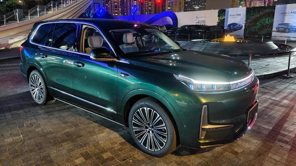 geely galaxy m9 сбоку спереди зеленый гибридный кроссовер старт предзаказов китай