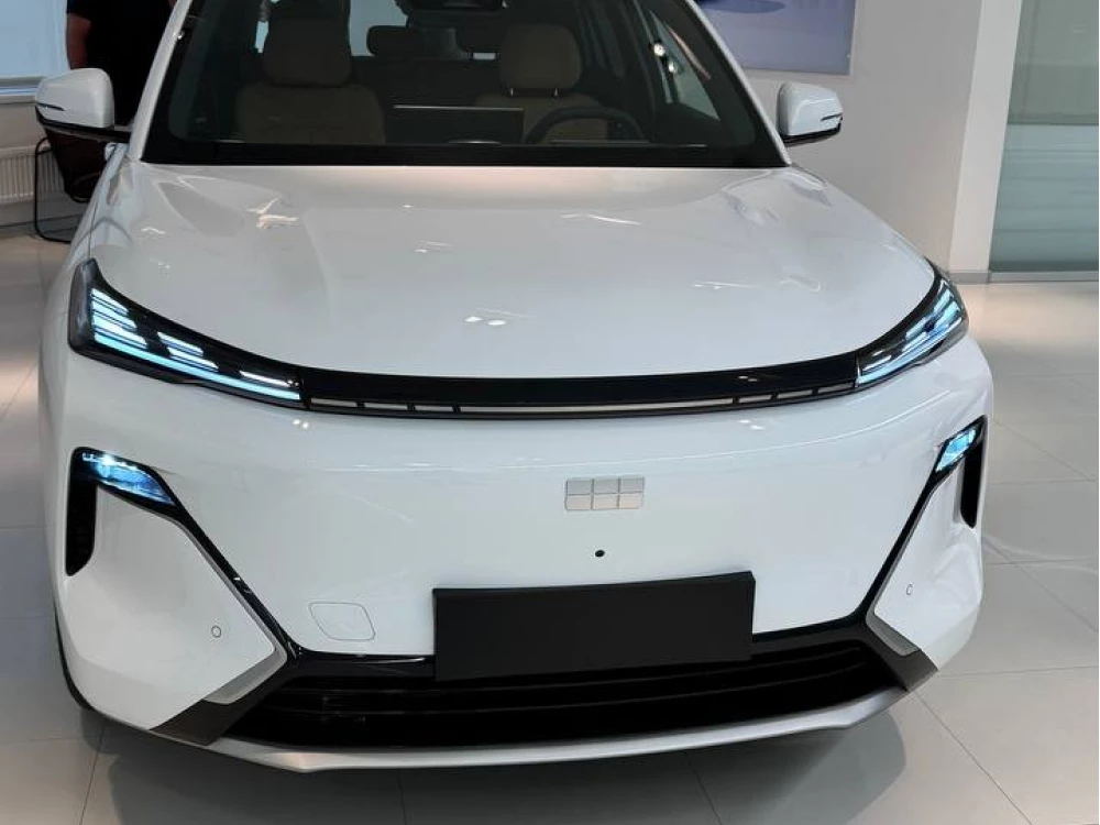 geely galaxy starship 7 кроссовер белый сбоку спереди гибридный автомобиль показали дилерам в россии