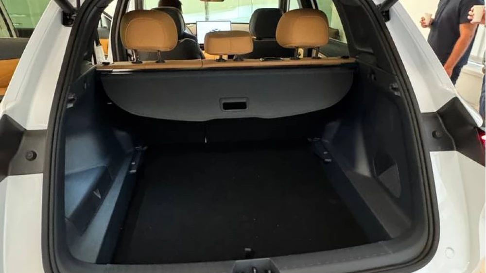 geely galaxy starship 7 кроссовер белый сбоку спереди гибридный автомобиль показали дилерам в россии